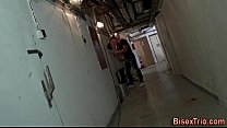 Два гомика, трахаются в пустом коридоре и сосут члены